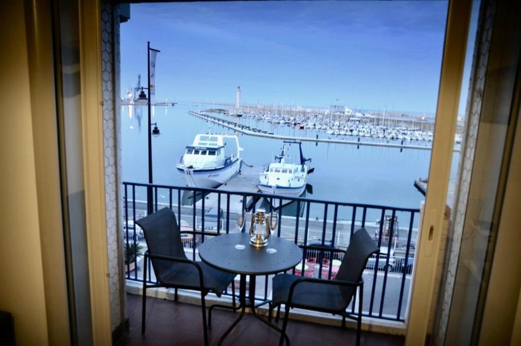 "Luigi" Balcon Sur La Mer Et Le Port De Sète Buitenkant foto